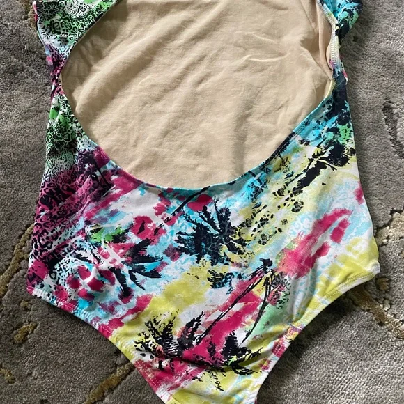 New One piece Swimsuit - Picture 3 of 7